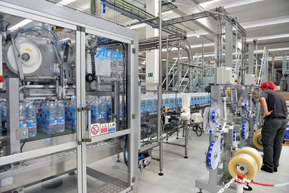 Eaux en bouteilles: 30% de marques utilisent des traitements interdits en France