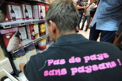 Près de Béziers, des viticulteurs forcent des entrepôts de la grande distribution