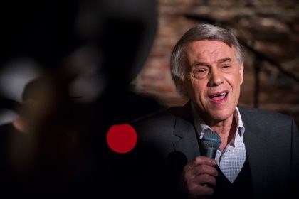 « Rassurez-vous, je peux encore chanter »: Salvatore Adamo reporte encore ses concerts à cause d&rsquo;un œdème pulmonaire