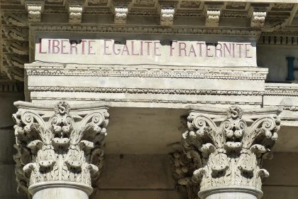 Étampes: la justice somme la ville de retirer le mot « Laïcité », placée à côté de la devise de la République