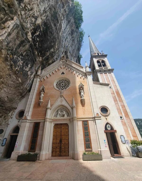 Une basilique construite sur une falaise il y a 500 ans semble flotter entre le ciel et la terre