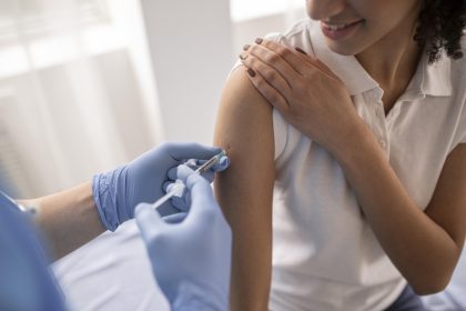 Vaccins Covid: une femme sur cinq risque de présenter des saignements abondants nécessitant une hospitalisation
