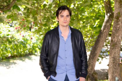 «Elle a jeté le journal à la face de papa»: Alain-Fabien Delon continue de tirer à boulets rouges sur sa sœur Anouchka