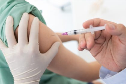 «C&rsquo;est gravissime de piquer des enfants avec»: 10 des 11 vaccins obligatoires ajoutés sur la liste des substances vénéneuses par l&rsquo;ANSM