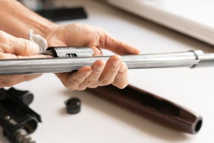 Un homme mis en examen pour avoir tiré au fusil de chasse sur ses agresseurs, venus lui régler son compte dans sa propre maison