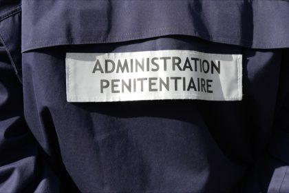 Villeneuve-lès-Maguelone: un détenu de 52 ans agresse sexuellement une surveillante de prison lors d’un menottage