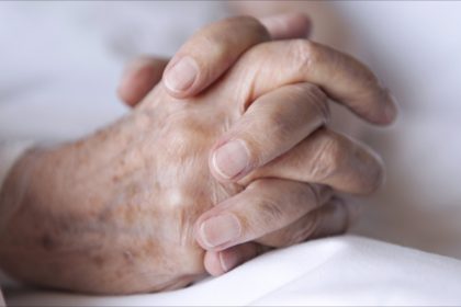 Vendée: le pendentif en or de 20.000 euros d&rsquo;un patient de 86 ans disparaît après son opération, il décède peu après