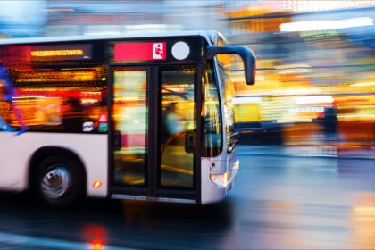 Pourchassé par 30 jeunes armés de battes de baseball, le chauffeur de bus grille plusieurs feux et évite un drame à Reims