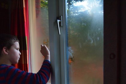 Charente: « Très bon élève, toujours propre », mais ce petit garçon a vécu seul dans un appartement pendant 2 ans