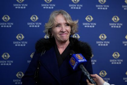 « On oublie où l’on est, on oublie qui l’on est, c’est la magie de Shen Yun », s’enthousiasme une cadre administrative