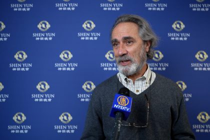 « Toute une richesse qui resplendit dans le spectacle » Shen Yun, déclare un prêtre orthodoxe