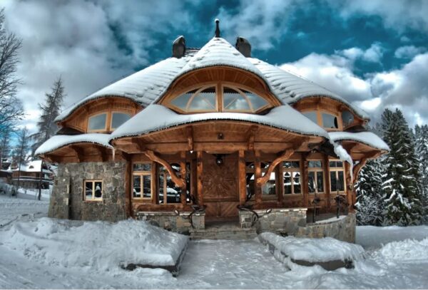 Il construit des chalets dignes des contes de fées et affirme que les « tendances modernes » nuisent à l’art et à l’architecture