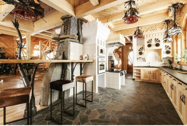 Il construit des chalets dignes des contes de fées et affirme que les « tendances modernes » nuisent à l’art et à l’architecture