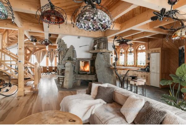 Il construit des chalets dignes des contes de fées et affirme que les « tendances modernes » nuisent à l’art et à l’architecture