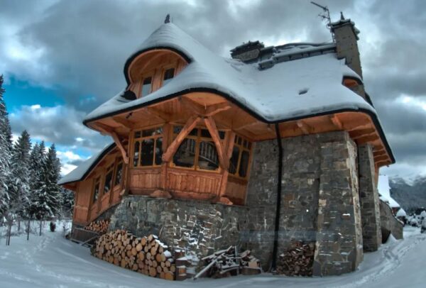 Il construit des chalets dignes des contes de fées et affirme que les « tendances modernes » nuisent à l’art et à l’architecture