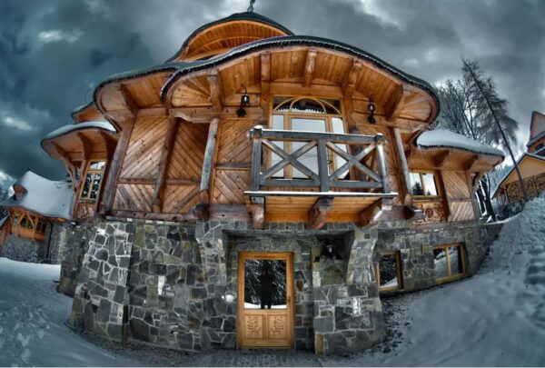 Il construit des chalets dignes des contes de fées et affirme que les « tendances modernes » nuisent à l’art et à l’architecture