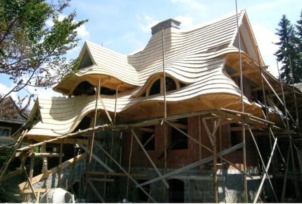 Il construit des chalets dignes des contes de fées et affirme que les « tendances modernes » nuisent à l’art et à l’architecture