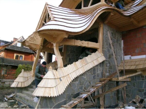 Il construit des chalets dignes des contes de fées et affirme que les « tendances modernes » nuisent à l’art et à l’architecture