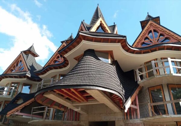 Il construit des chalets dignes des contes de fées et affirme que les « tendances modernes » nuisent à l’art et à l’architecture
