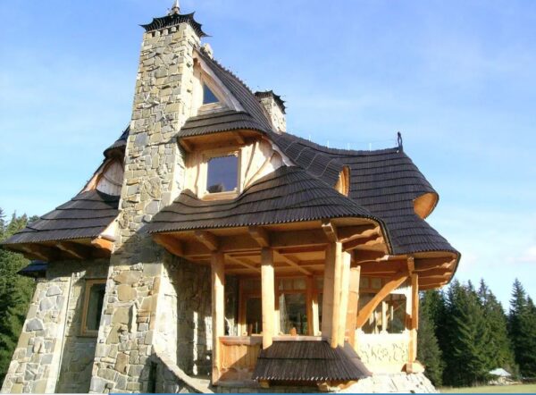 Il construit des chalets dignes des contes de fées et affirme que les « tendances modernes » nuisent à l’art et à l’architecture