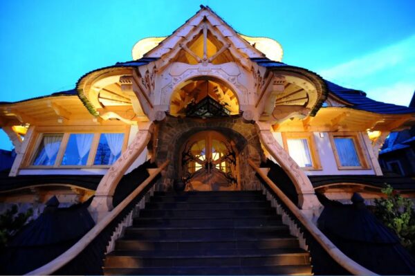 Il construit des chalets dignes des contes de fées et affirme que les « tendances modernes » nuisent à l’art et à l’architecture