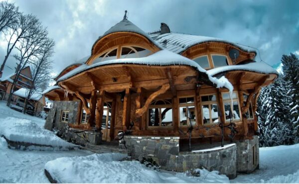 Il construit des chalets dignes des contes de fées et affirme que les « tendances modernes » nuisent à l’art et à l’architecture