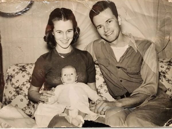 Un couple âgé de 99 et 100 ans partage ses secrets pour 75 ans de mariage heureux