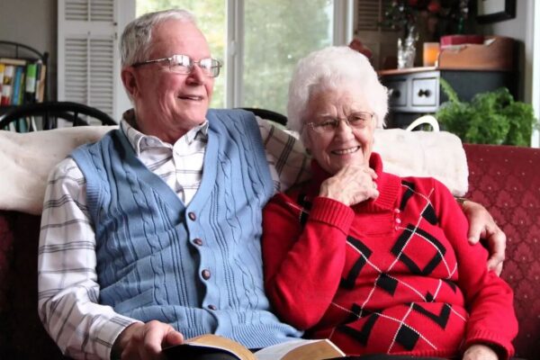 Un couple âgé de 99 et 100 ans partage ses secrets pour 75 ans de mariage heureux