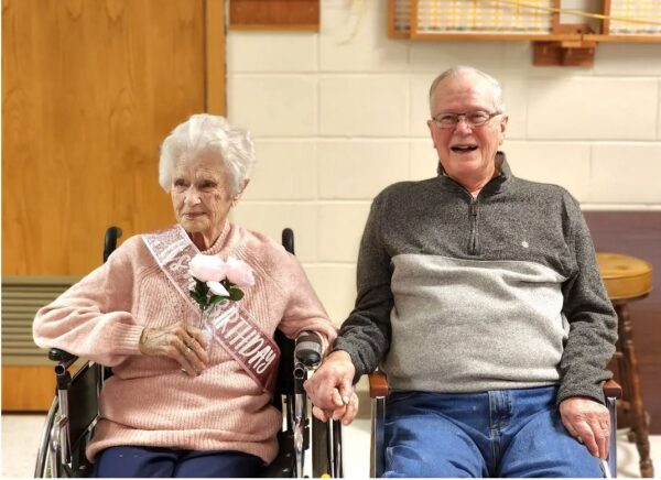 Un couple âgé de 99 et 100 ans partage ses secrets pour 75 ans de mariage heureux