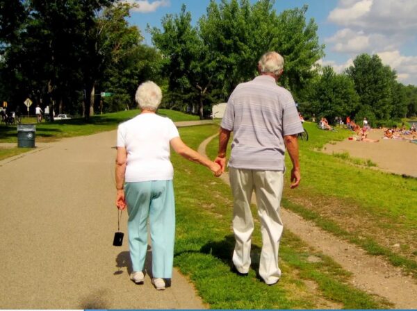 Un couple âgé de 99 et 100 ans partage ses secrets pour 75 ans de mariage heureux