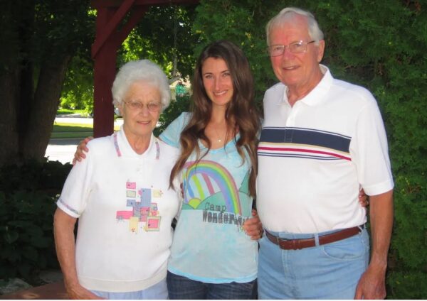 Un couple âgé de 99 et 100 ans partage ses secrets pour 75 ans de mariage heureux