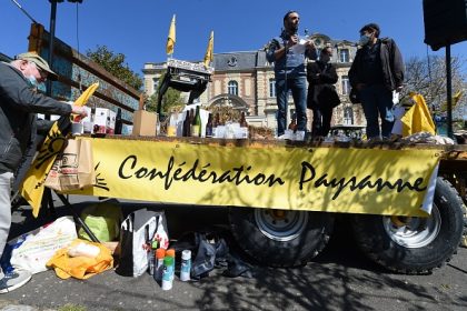 À Rennes, la Confédération paysanne dénonce la « co-gestion » entre la FNSEA et le ministère