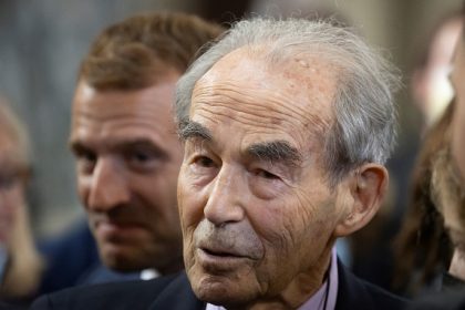Mort de Robert Badinter: Emmanuel Macron annonce qu&rsquo;« un hommage national lui sera rendu »