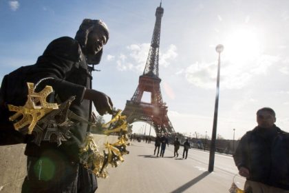 Tour Eiffel: les « vendeurs à la sauvette » font « quasiment partie du paysage », considère l&rsquo;adjoint au tourisme de Paris
