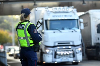 Le déficit commercial sur les biens atteint 99,6 milliards en 2023