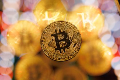 Le bitcoin a passé la barre des 60.000 dollars, s&rsquo;approchant de son record historique