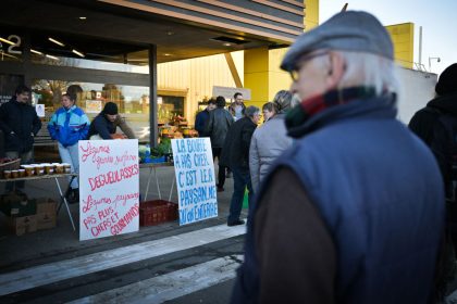 Les agriculteurs bloquent l&rsquo;entrée des supermarchés pour « dénoncer le comportement inapproprié de la grande distribution »