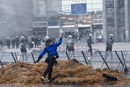 Les agriculteurs se mobilisent à Bruxelles où Emmanuel Macron et Ursula von der Leyen s&rsquo;entretiennent sur le « futur de l&rsquo;agriculture européenne »