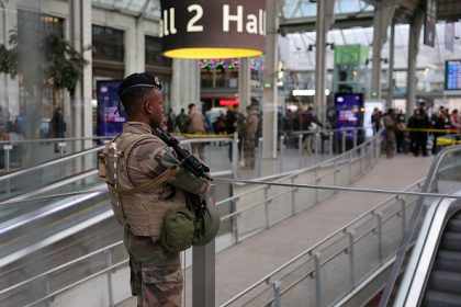 Paris: trois personnes blessées à l’arme blanche gare de Lyon, un homme arrêté