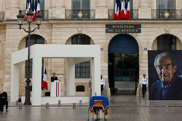 Hommage à Robert Badinter: Emmanuel Macron déclare que « votre nom devra s&rsquo;inscrire » au Panthéon