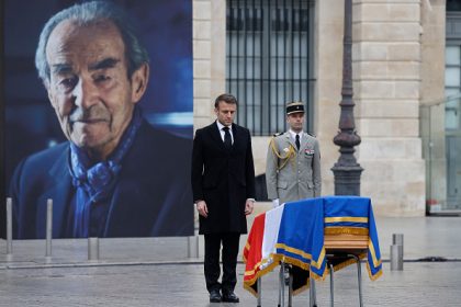 Hommage à Robert Badinter: Emmanuel Macron déclare que « votre nom devra s&rsquo;inscrire » au Panthéon