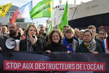 Surpêche: à Saint-Malo, mobilisation contre un des plus grands chalutiers au monde