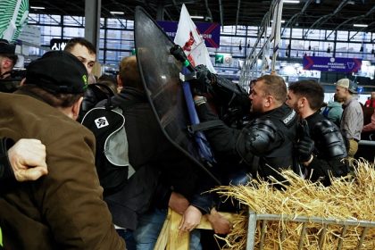 Macron arrivé sous les sifflets au Salon de l&rsquo;agriculture, des heurts avec les forces de l&rsquo;ordre à l&rsquo;intérieur