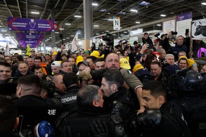 Les organisateurs « retardent » l&rsquo;ouverture du Salon de l&rsquo;agriculture, les visiteurs entonnent la Marseillaise