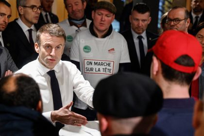 « Je veux bien parler à tout le monde, simplement, tout le monde siffle » : Emmanuel Macron débat avec des agriculteurs au Salon