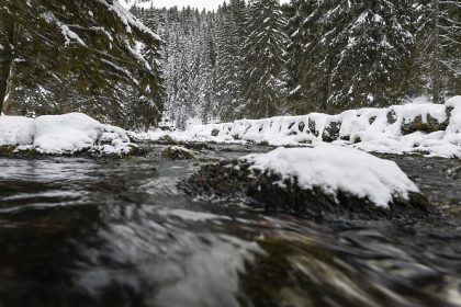 Doubs: une septuagénaire secourue après être restée coincée 20 heures dans l’eau glacée à la suite d’une chute