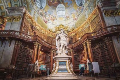 L&rsquo;une des plus belles bibliothèques au monde datant de l&rsquo;époque médiévale, il y a plus de 600 ans, vous éblouira