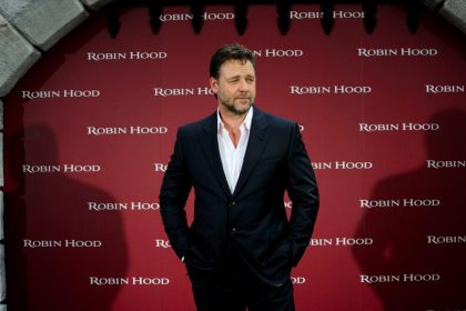 Russell Crowe révèle s&rsquo;être fracturé les deux jambes pendant le tournage de «Robin des Bois»
