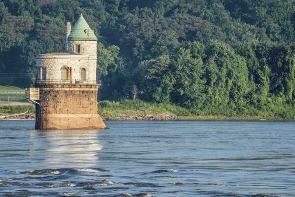 Ces « châteaux » ont été construits au milieu du Mississippi il y a plus de 100 ans – mais de quoi s’agit-il ?