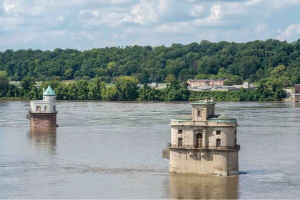 Ces « châteaux » ont été construits au milieu du Mississippi il y a plus de 100 ans – mais de quoi s’agit-il ?